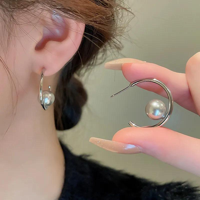 Trendy High-End French Pearl Earrings for Women: Elegant Niche Style