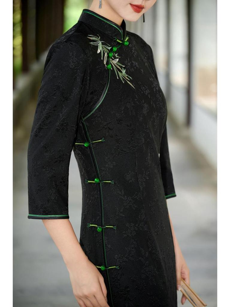 Elegant Black Cheongsam 2025: New High-End Embroidered Design for Ladies' Daily Wear