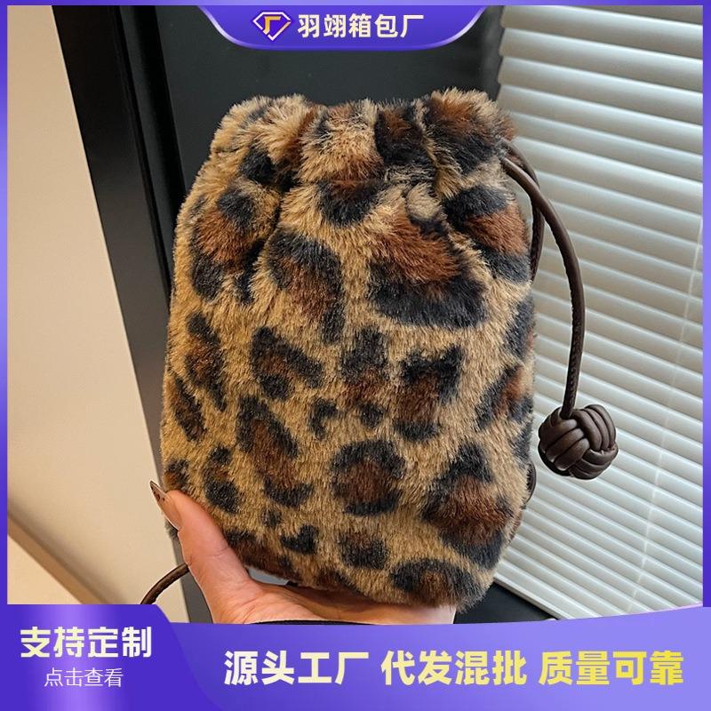Autumn and winter plush leopard print mobile phone bag women's new cute drawstring shoulder bag bucket messenger bag