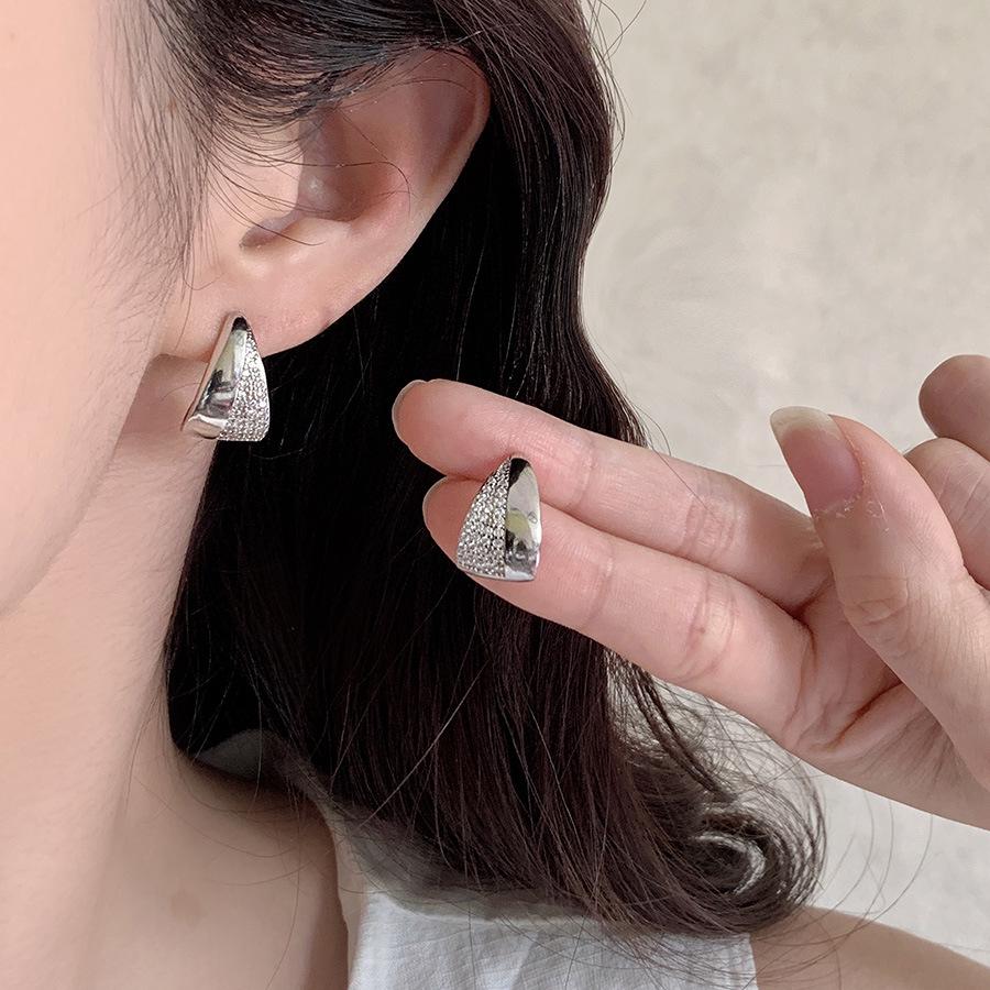 Chic Geometric Water Drop Stud Earrings: Fashionable, Versatile, Niche Design for Women, Celebrity Style Accessories