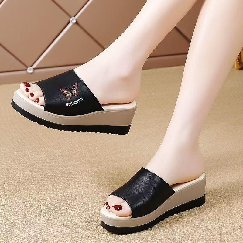 

New middle-aged and elderly sandals mother slippers women s summer wear non-slip leather soft bottom medium wedge heel 35 чорний