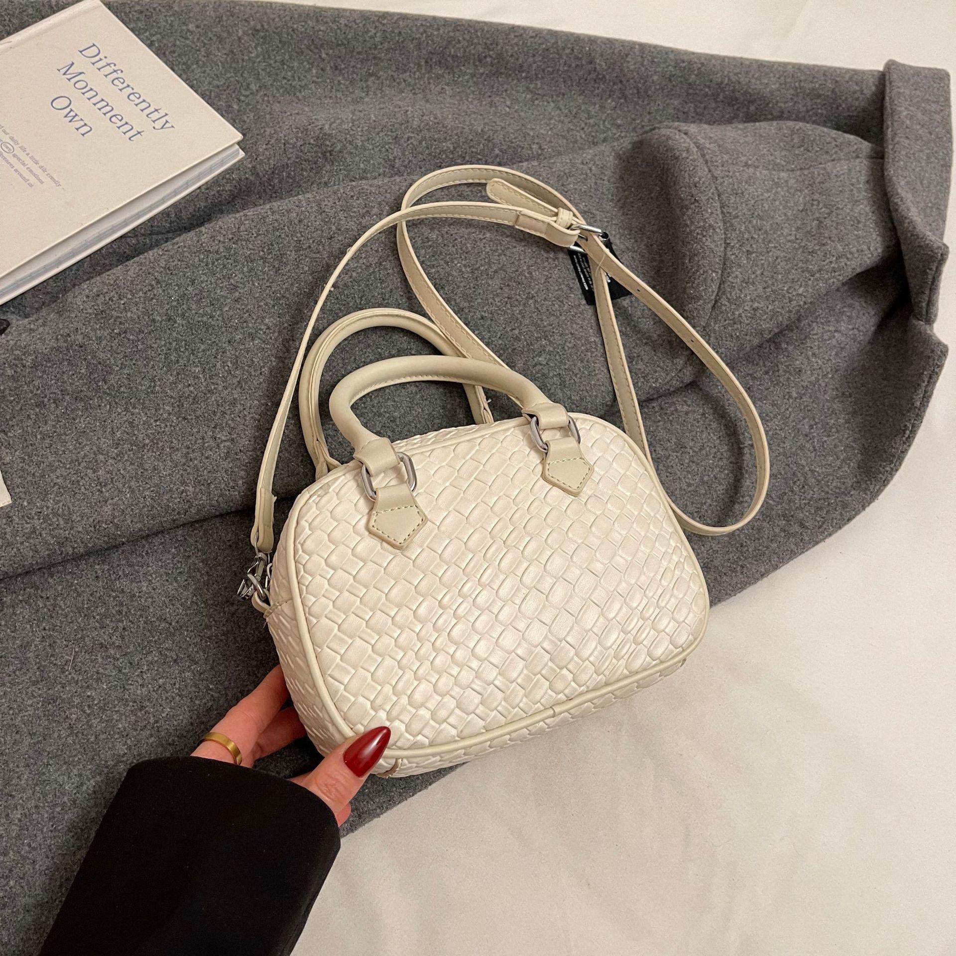 

2025 spring and summer new temperament simple Korean version handbag Korean version fashion shoulder messenger bag women s shell bag белый