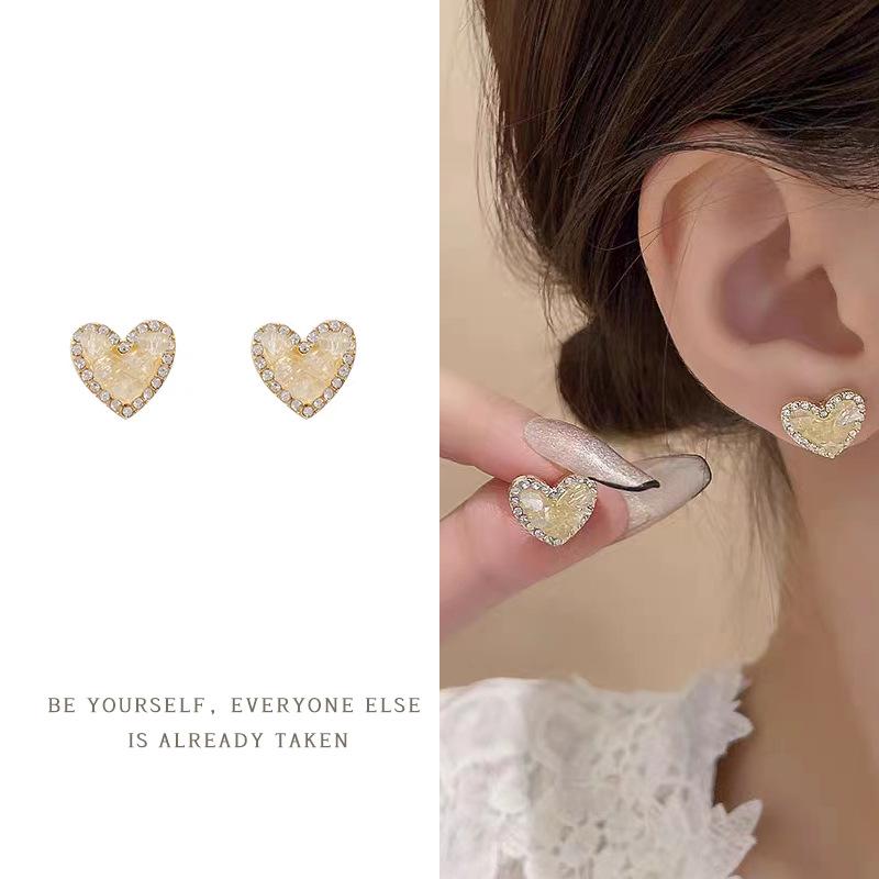 French Retro Pearl Clip-On Earrings: Mosquito Coil Design, Hong Kong Niche Style, No Piercing Needed, Women's High-End Fashion Accessories.