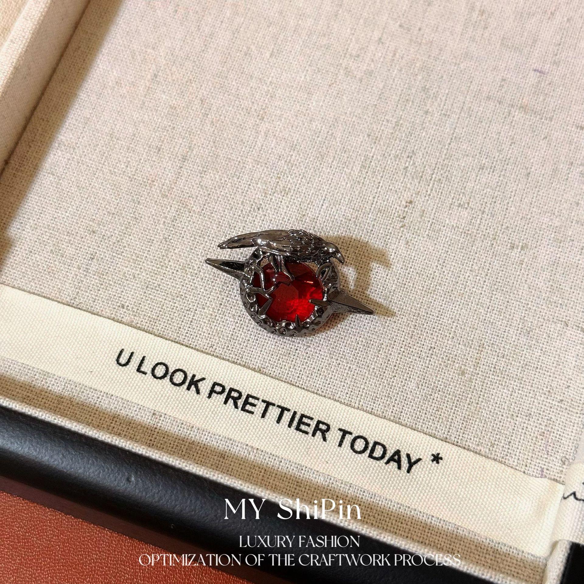 

Любовь и глубокий космос: Брошь команды Сили в главе «Ночной рейд» игровой мерч