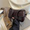 Una borsa da pendolare a mano di nicchia, elegante e semplice, con un alto livello di aspetto e una piccola borsa a tracolla quadrata