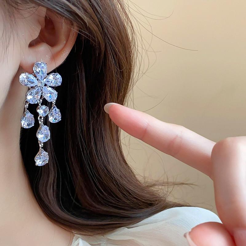 Zircon Flower Water Drop Necklace For Elegant Women With Copper Material And Lockbone Style