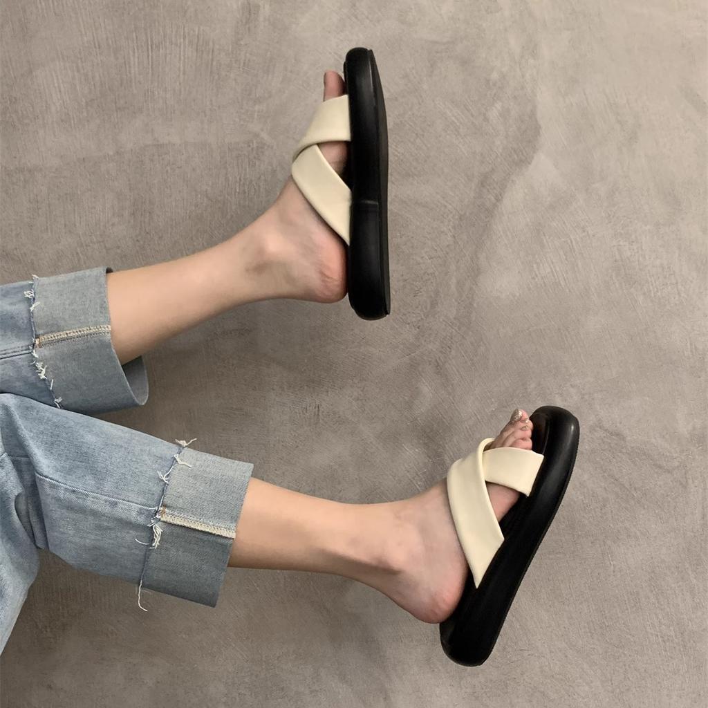 Thick-bottomed One-word Slippers for Women's Summer Wear 2025 New High-end Fashion Super Fire Beach Women's Beautiful Cool Slippers