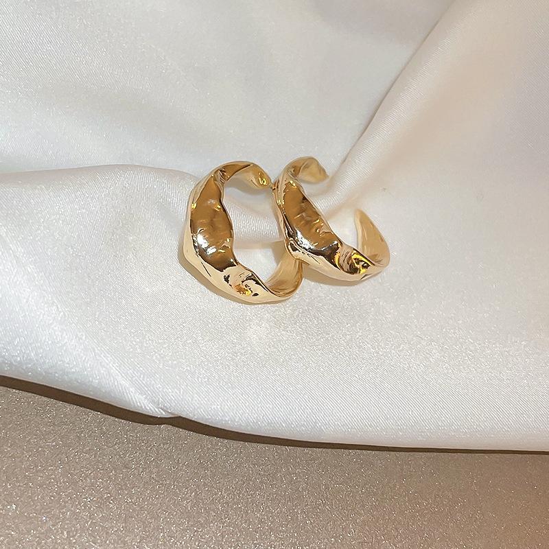 Unregelmäßige Faltenring-Ohrringe, modische und schlichte Ohrringe im Metallstil, leichter Luxus, hochwertiges Gefühl, vielseitige Ohrringe, Damen
