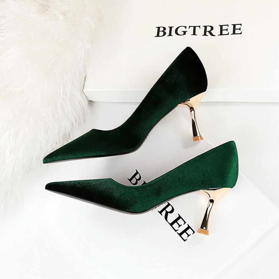 Moodsad peoõhtu kõrged kontsad, metallist kontsaga seemisnahast madala suuga terava ninaga kingad