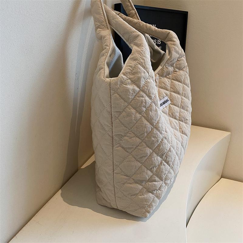 Однотонная сумка через плечо для женщин — фото 11