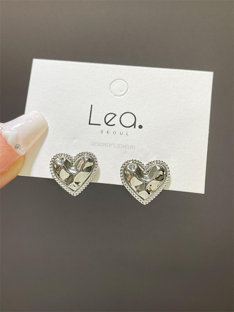 

S silver needle, personalized pleated love stud earrings, European and American geometric peach heart earrings, high-end temperament earrings.