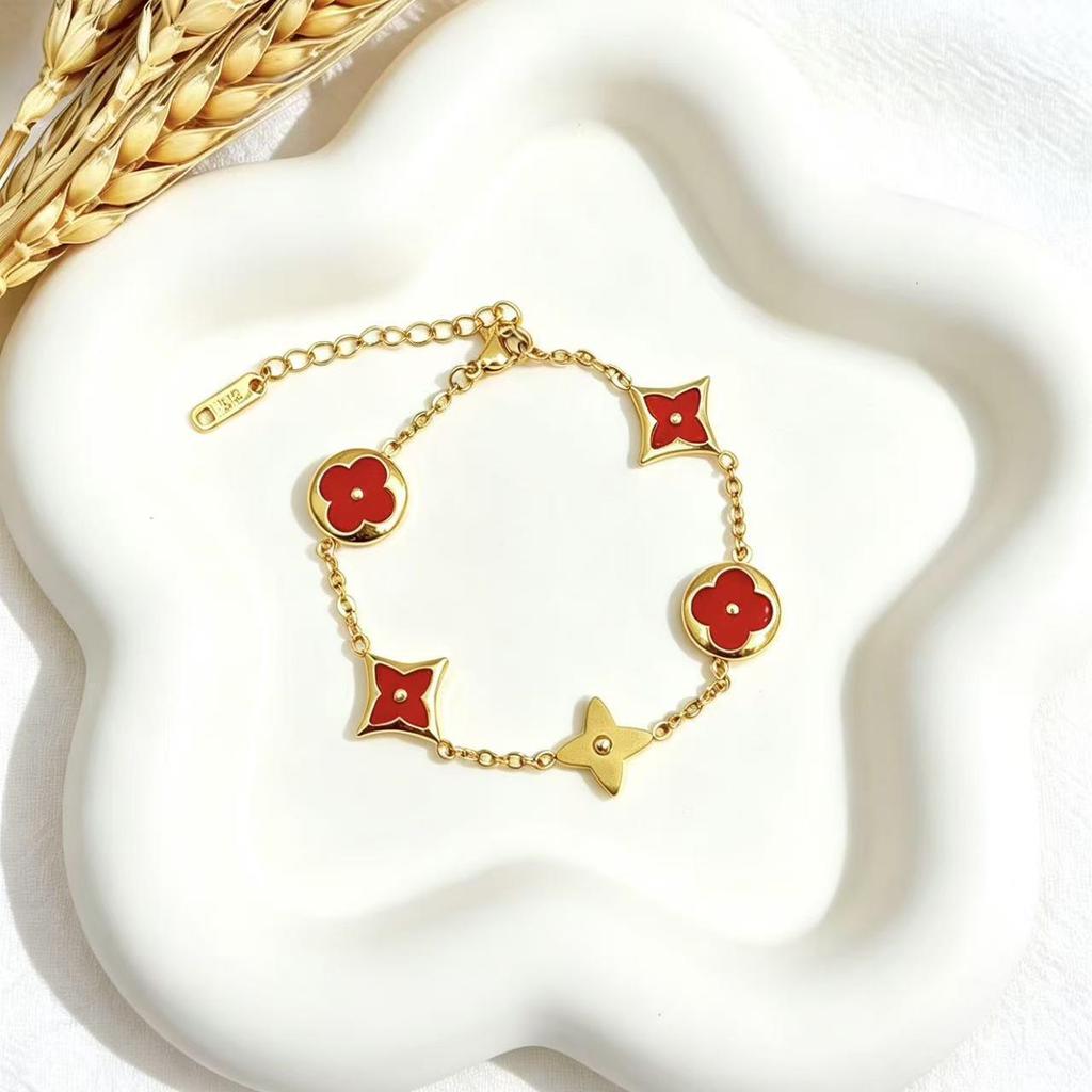 Four-Leaf Clover Gold Plated Stainless Steel Bracelet - Shell Design