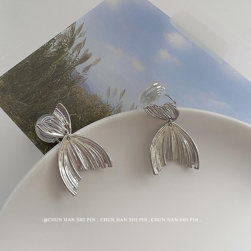 Fish Tail Ear Clips, No Ear Holes, Metal Cold Wind, European and American Personality Design Sense, Earrings, Simple Niche Mosquito Coil Disc Earrings