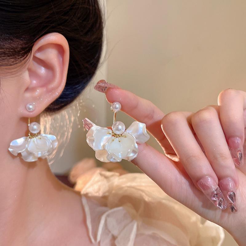 2025 Spring/Summer Floral Pearl Stud Earrings - Elegant Women's Light Luxury Edition