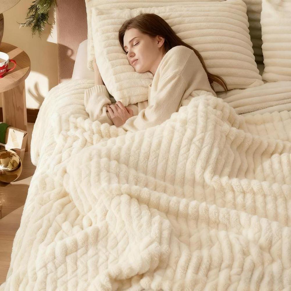 Ultra-Soft Plush Blanket Cream Color Design Soft Skin-Friendly Warm Comfortable Faux Fur Blanket For Winter Warm Sleep Companion