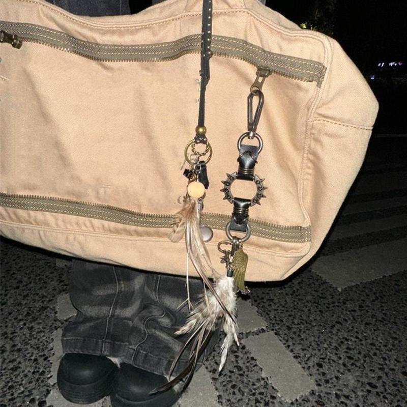 Portachiavi Piuma di Pelle e Crocifisso Ciondolo in Lega Accessorio Moda Articolo Ottimo per Viaggio Regalo Decorazione