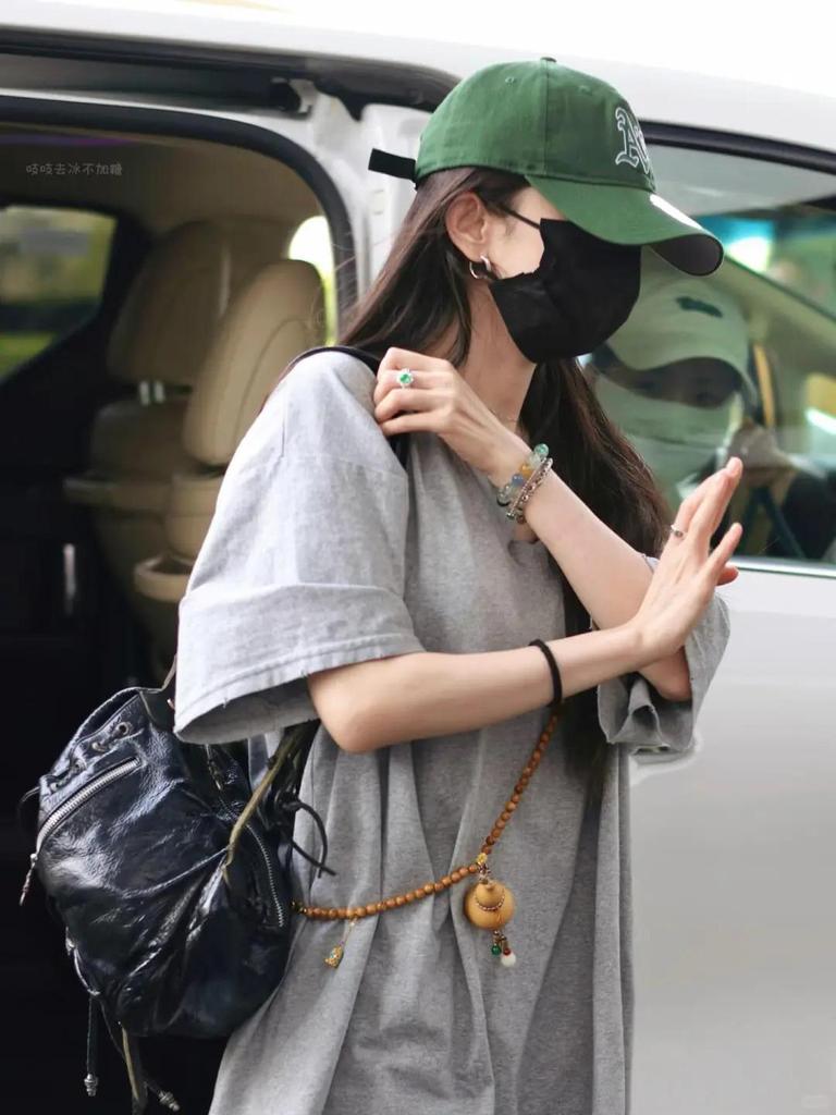 Yang Mi Style Green Sandalwood & Red Agate Gourd Bracelet with Crossbody Phone Chain