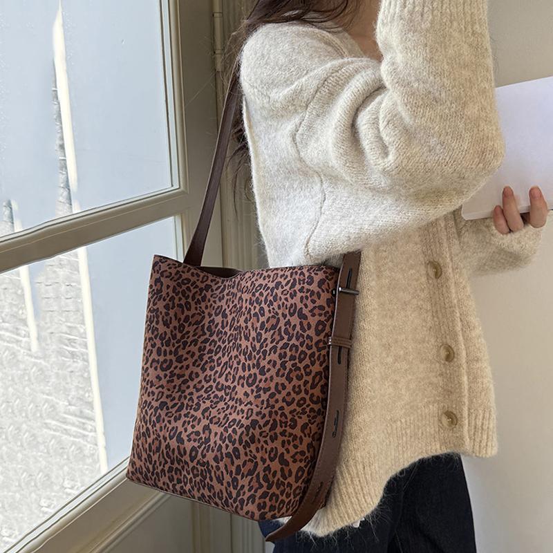 

Трендовые сумки-ведра с леопардовым принтом, ретро замшевые сумки через плечо для женщин, большая вместимость, универсальная сумка кроссбоди для поездок на работу, подмышечная сумка 24x14x28cm
