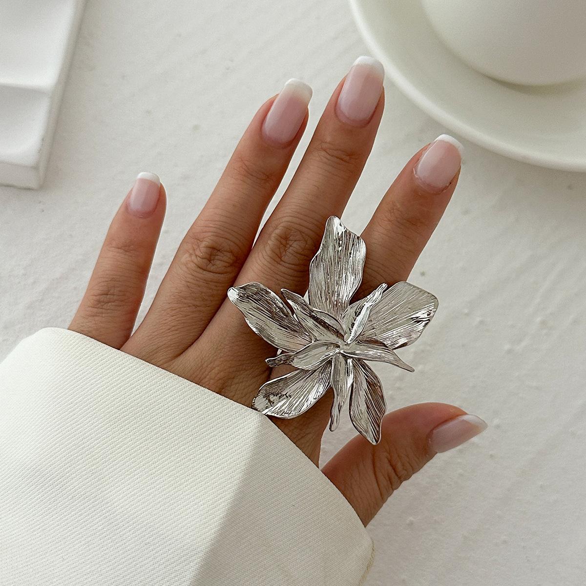 

Преувеличенные металлические женские кольца с цветком лилии, элегантные винтажные регулируемые открытые кольца, женские вечерние кольца на указательный палец, ювелирные аксессуары