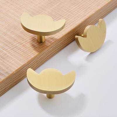 אביזרי וחלקי ריהוט – ידיות לדלתות