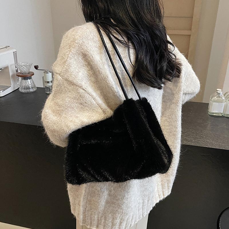 New Plush Bucket Bag for Autumn and Winter, Women's High-end Texture Niche Design Commuter Handbag