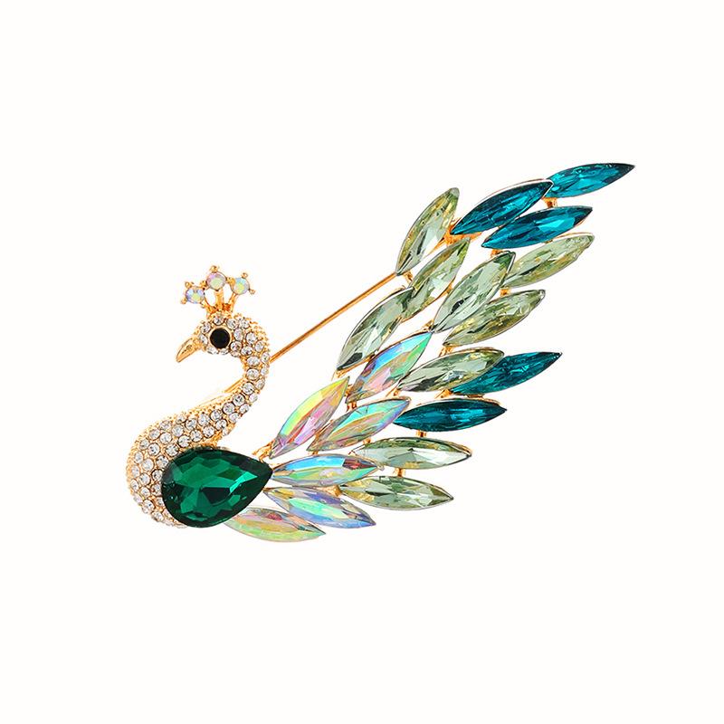 Light Luxury Elegant Gradual Change Crystal Peacock Brooch High-end Fashion Exquisite Pin Women Elegant Atmosphere Corsage Accessories