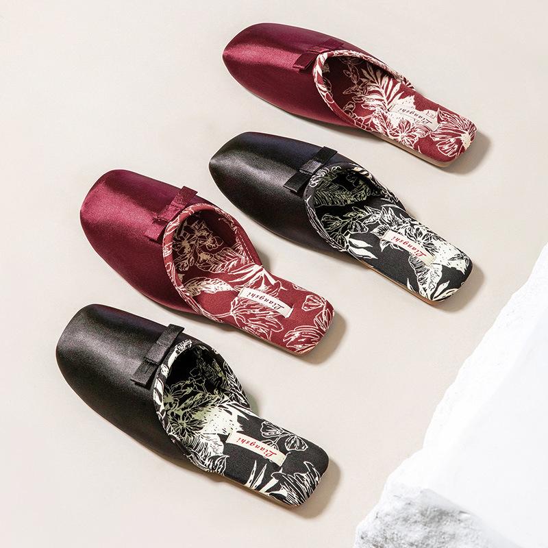 Fashion Luxury Silk Print Design Flat Slippers Women Sweet Butterfly Knot Decoration Modern Slippers Comfortable Elegant Home Slippers