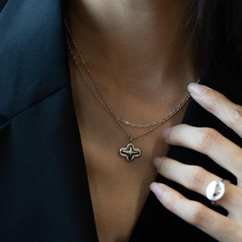 

Invisible collage HUG LAYERED NECKLACE Silver
