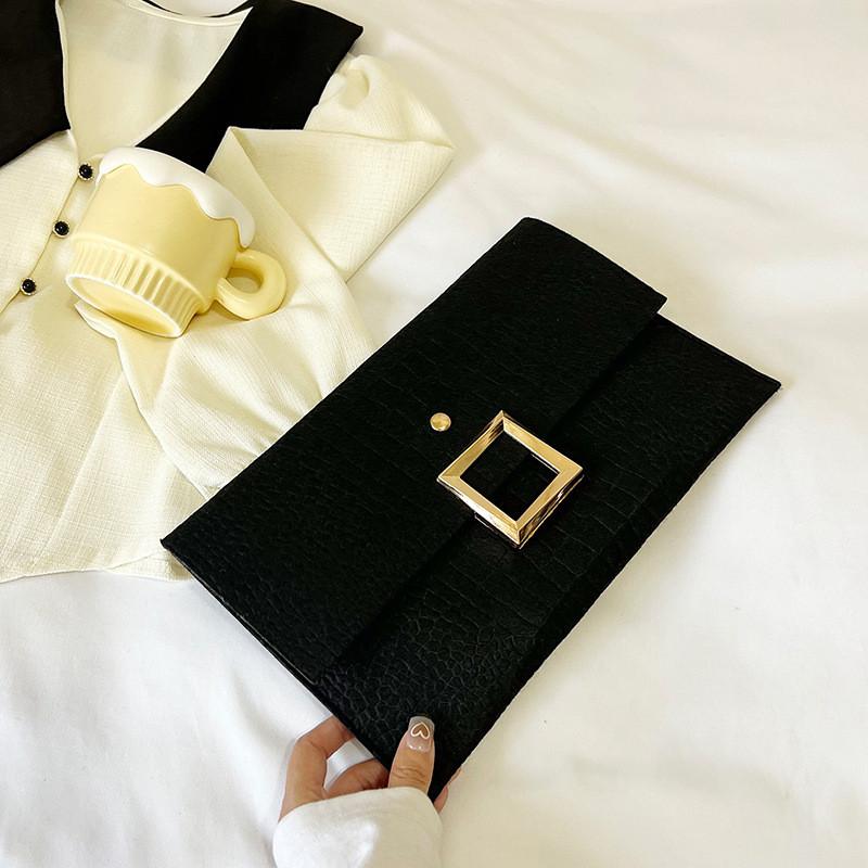 Трендовая сумка-конверт Стильная женская сумочка Летняя модная ручная клатч с магнитной застежкой чёрный 748₽