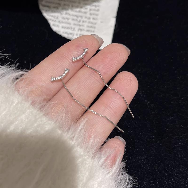 

Минималистичные серьги в стиле Мори Серебряная улыбка - Универсальный и модный дизайн