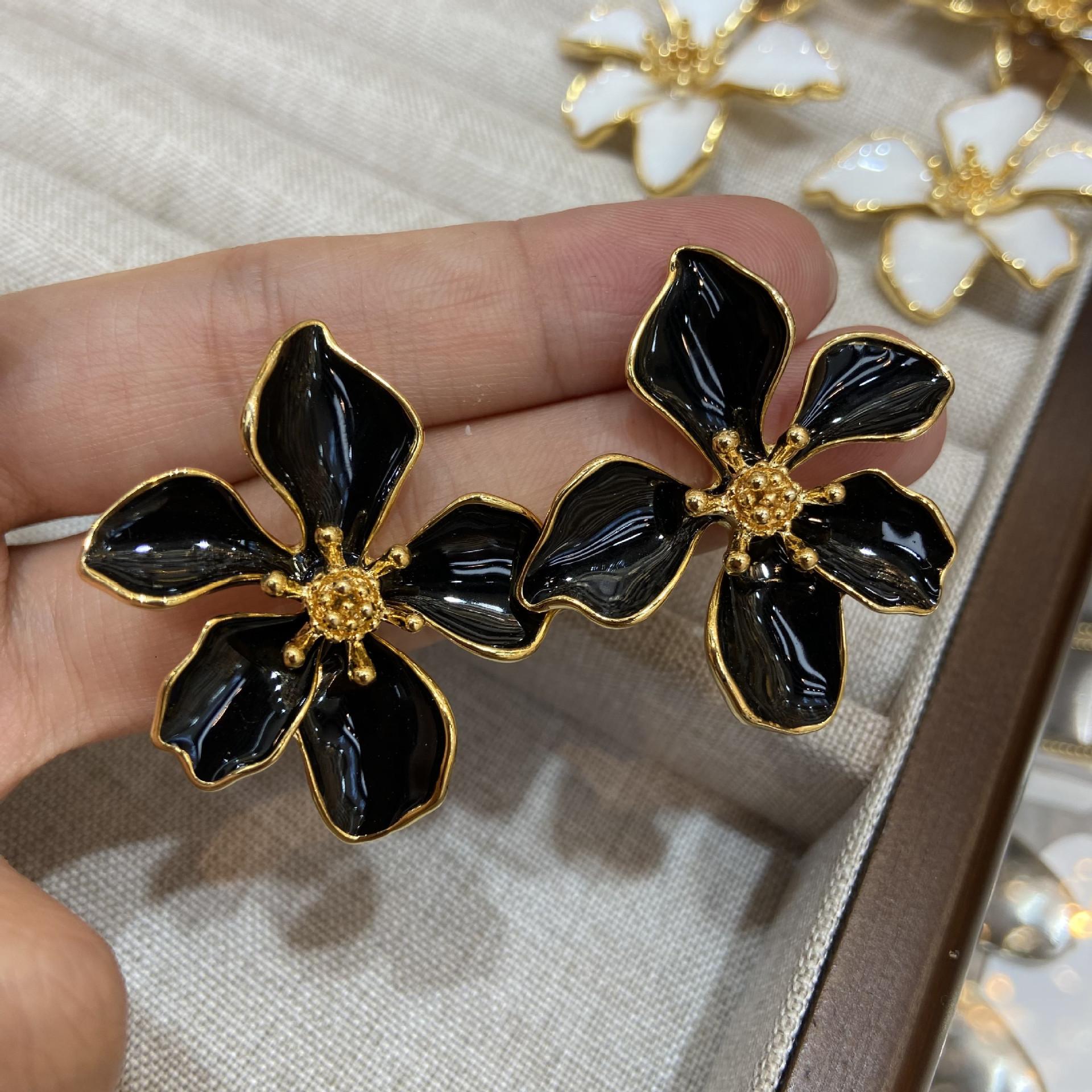 

Medieval Style Flower Drip Glaze Small Flower Earrings Exaggerated Design Petal Stud Earrings Light Luxury High-End Earrings Women