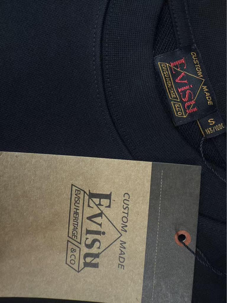 EVISU Streetwear Gott des Glücks Sweatshirt: Unisex Pullover mit Rundhalsausschnitt von hoher Qualität für Herbst 2026