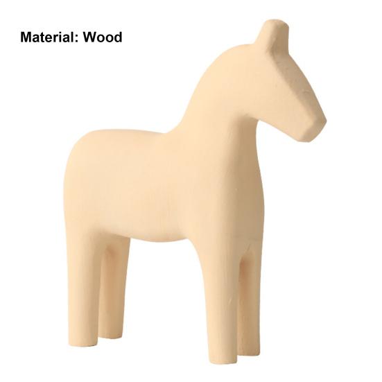 Robuste Pferdefigur. Zarte, exquisite abgerundete Kante