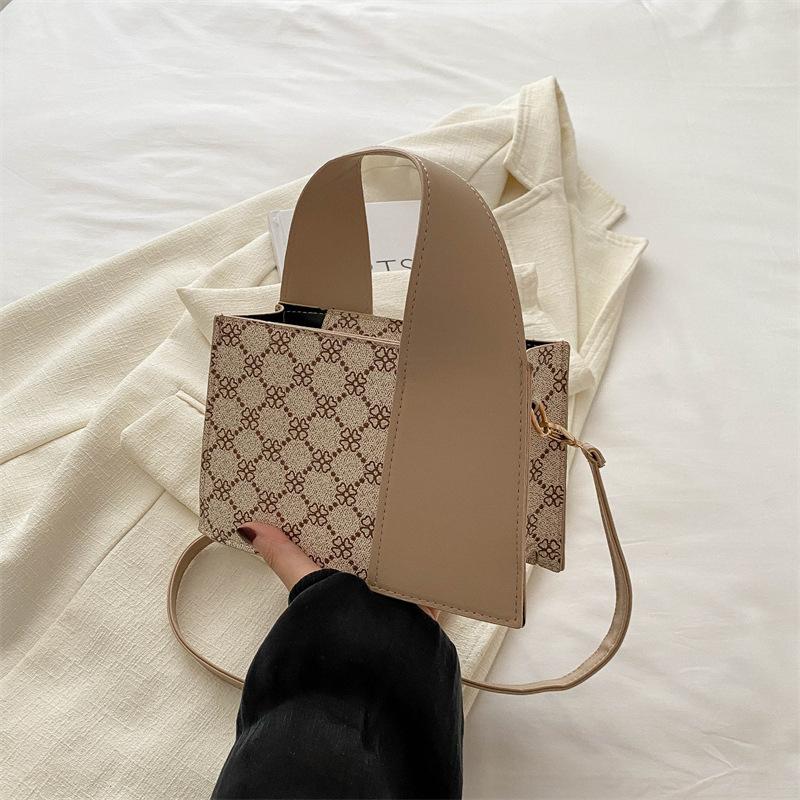 

Ретро простий іноземний стиль повсякденний 2024 красивий тренд літо нова мода на одне плече через плече портативна маленька квадратна жіноча сумка хакі