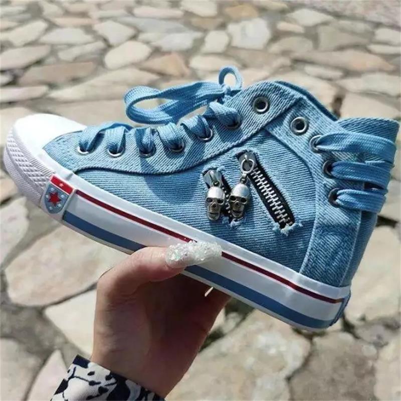 Zapatillas Deportivas Casuales Clásicas de Moda Cómodas de Caña Alta para Mujer, Denim, Tacón Plano, Punta Redonda, Cordones, Decoración Metálica de Calavera