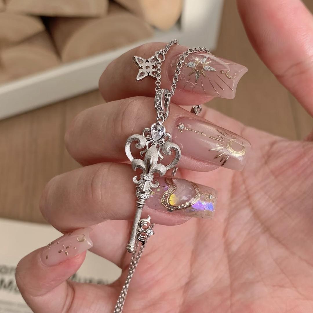 Italian Brushed Craft Medieval Vintage Iris Key Necklace Light Luxury Niche High-End Clavicle Chain