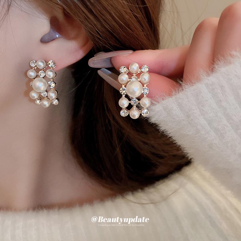 Retro Pearl & Diamond-Inlaid Necklace with Stud Earrings - Elegant Courtly Design for Women