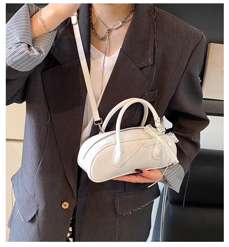 Portable High-end Fashion Pillow Bag Women's 2025 Spring and Summer New Simple Casual Shoulder Bag Niche Design Women's Bag