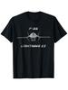 Grafisches T-Shirt mit dem F-35 Kampfjet - Ein schwarzes, lässiges T-Shirt mit Rundhalsausschnitt und weißer Schrift