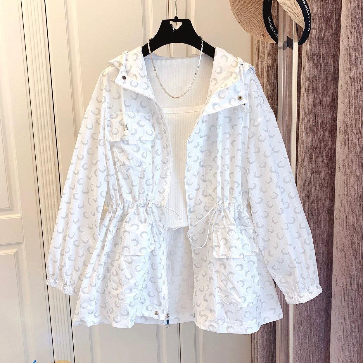 

Корейский принт средней длины, солнцезащитная одежда, женская свободная куртка с капюшоном, весенне-летняя ветровка на молнии, женский топ