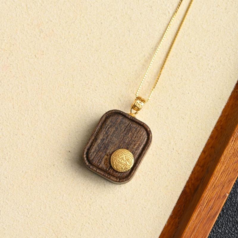 

Natural Vietnamese Fussen Red Clay Agarwood Muzaki Pendant Small Sugar Cube Clavicle Chain