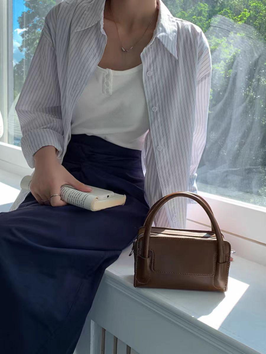 

Темпераментная серебристая маленькая квадратная сумка женская 2025 лето очень простая мини-сумка для мобильного телефона и помады сумка-мессенджер на одно плечо портативная темно-коричневого