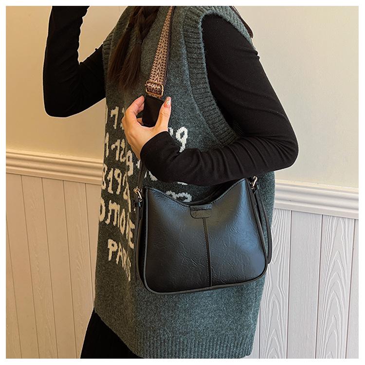 High-End Korean Retro Bucket Bag with Wide Strap - Versatile Crossbody for Autumn/Spring 2024