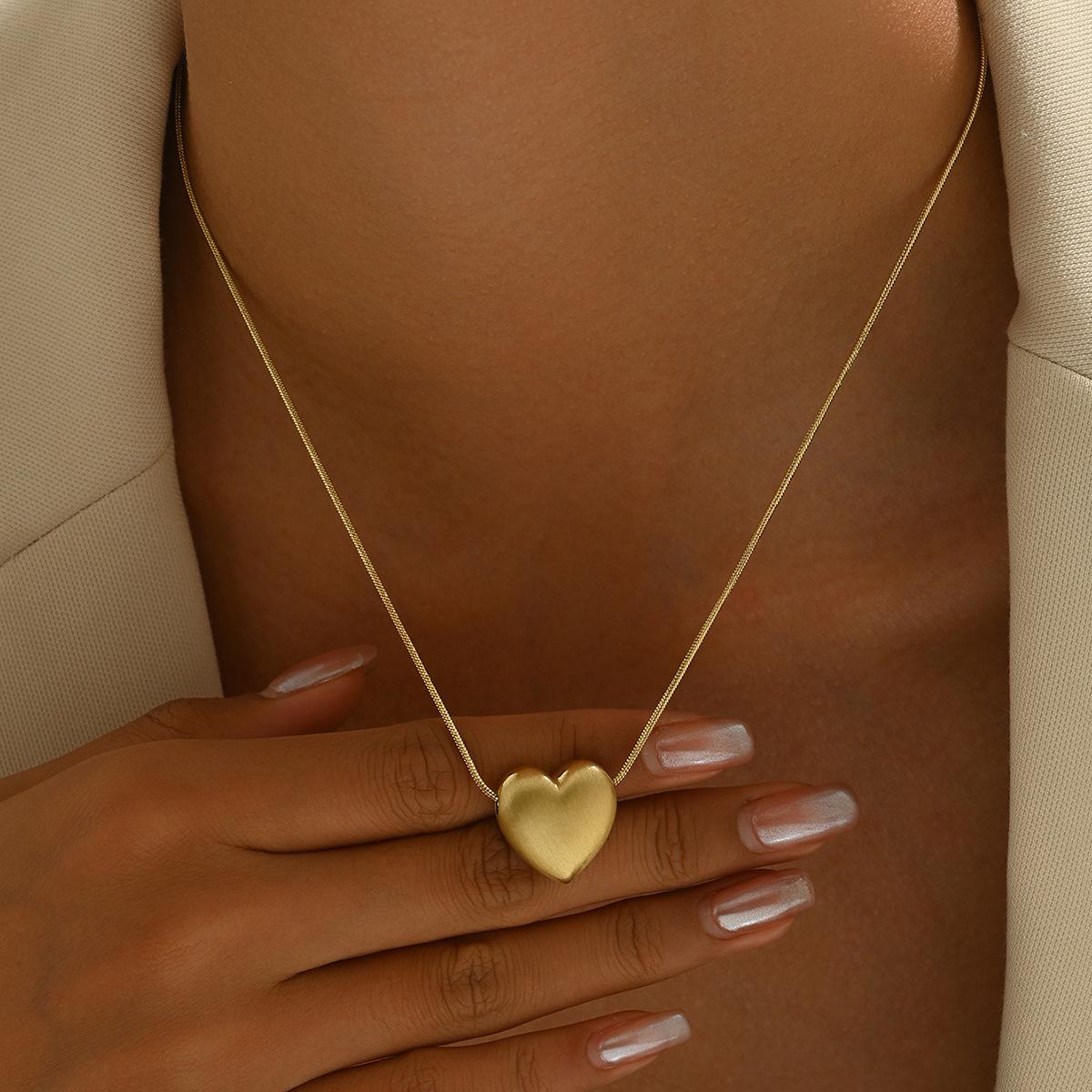 

Осеннее женское ожерелье Love 2025 года, персонализированный высококачественный матовый дизайн в форме сердца, цепочка на ключицу, универсальное украшение