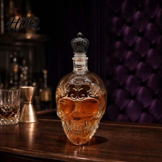 Skull Whiskey Decanter Decanter 500ml Gothic Glass Bottle with Stopper Halloween Bar Accessories Spirit Dispenser for Home Bar Creepy Liquor