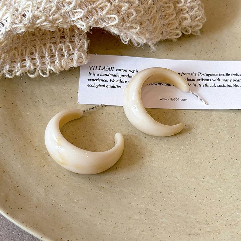 Maillard Retro Amber C-Shaped Earrings: Unique, Niche Design for Women, Perfect for Autumn.