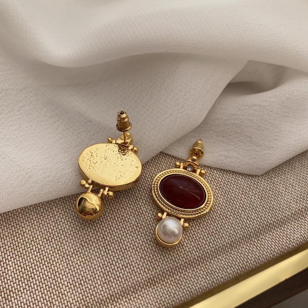Unique Temperament, Court Style, Retro Red White Agate Earrings, Unique Design, High-End Exaggerated Niche Earrings