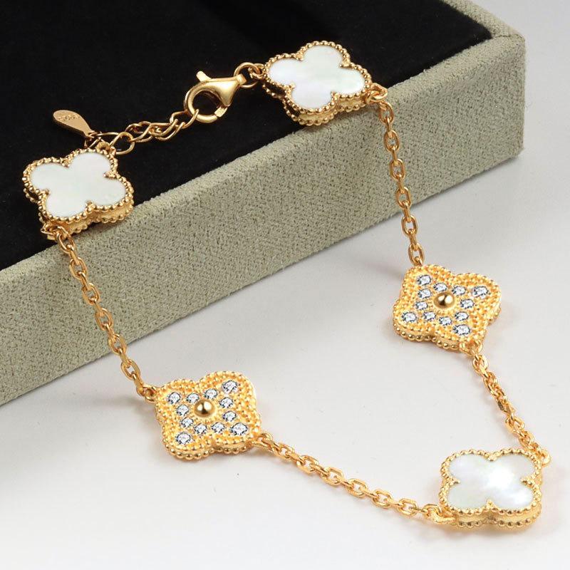 Women's Four-Leaf Clover Bracelet – 18K Gold Plated with Double-Sided Mother-of-Pearl, Elegant High-Quality Accessory, Chic and Lucky Design.