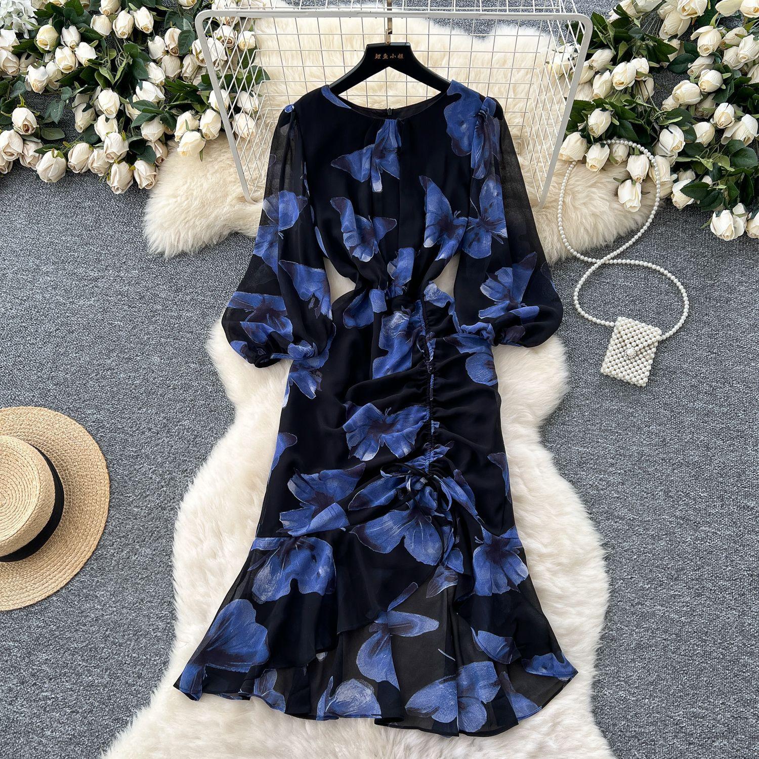 

Это французское женское платье высокого класса на весну стройнит благодаря складкам и присборенной талии, а также оборкам L