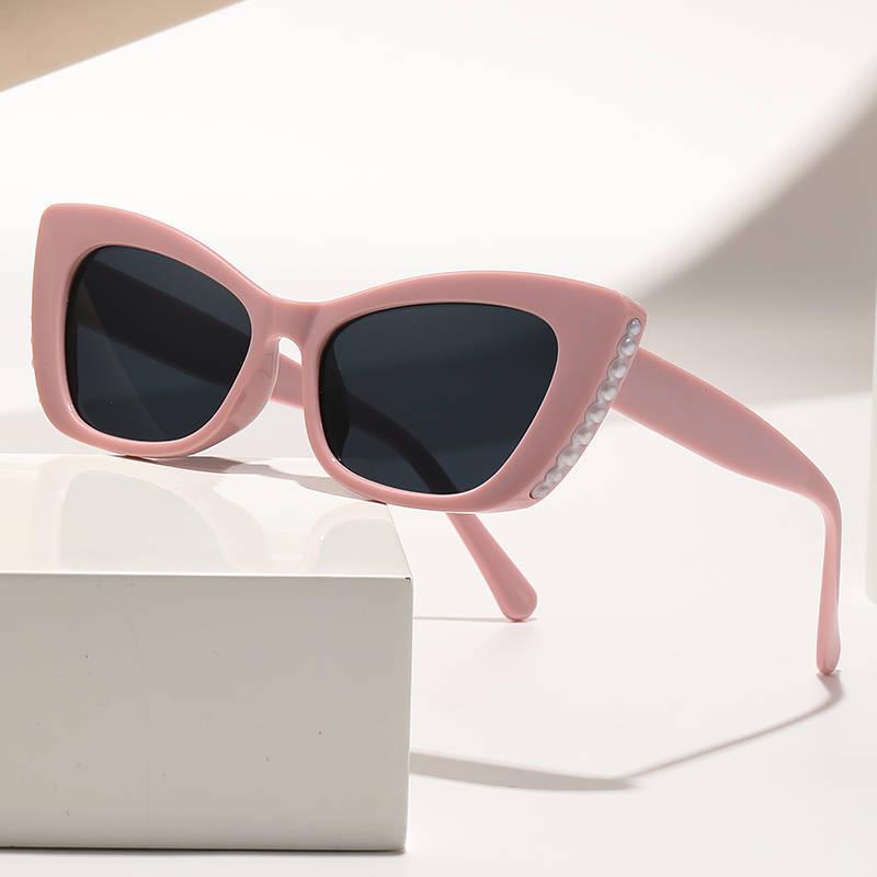 Retro Cat-Eye Pearl-Edged Sunglasses: Trendy Fashion Statement for Women